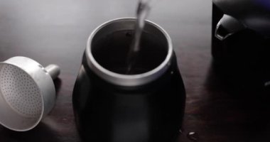 Gayzer kahve makinesine su dökülüyor, orijinal ses dahil.