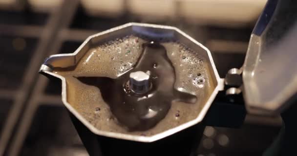 Forró Kávé Egy Gejzír Kávéfőző Eredeti Hang Tartalmazza — Stock videók
