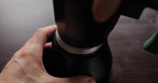 Ein Männlicher Hände Drehmoment Einer Geysir Kaffeemaschine Ton Enthalten — Stockvideo