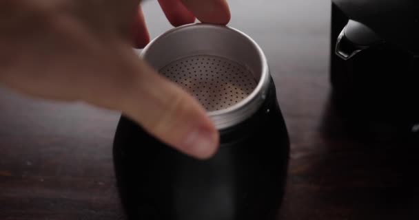 Darált Kávé Behelyezése Egy Gejzír Kávéfőzőbe Eredeti Hanggal — Stock videók