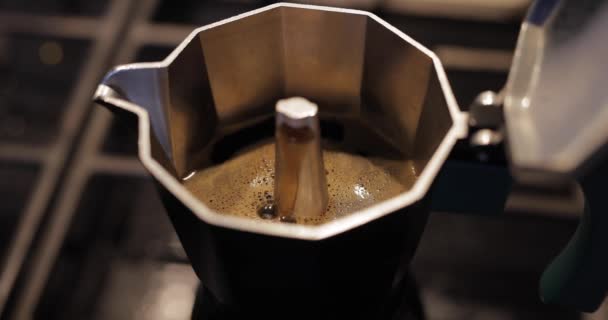Een Kokende Koffie Een Geiser Koffiezetapparaat Originele Audio Inbegrepen — Stockvideo