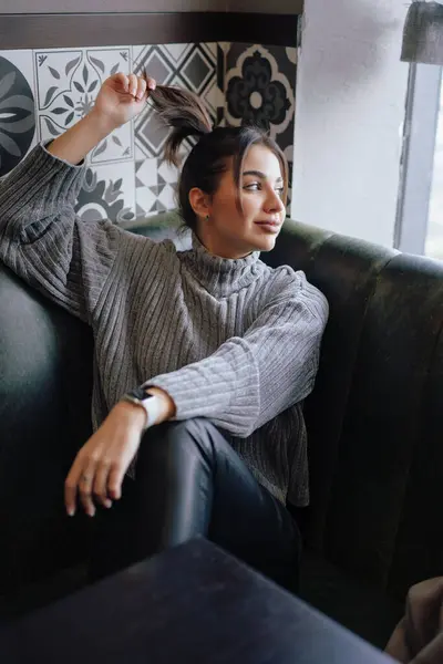Hermosa Mujer Suéter Gris Posando Sofá Cafetería Imagen De Stock