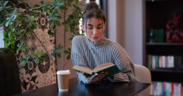 Młoda Kobieta Czyta Książki Pije Kawę Siedząc Kawiarni Przy Stole — Wideo stockowe
