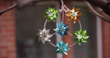 Rüzgarda dönen küçük bir çocuk fırıldağı