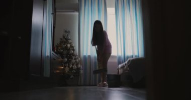 Noel 'den önce temizlik, evde yerleri silen bir kadın.