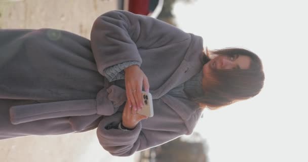Kış Şehrinde Kürklü Kadın Cep Telefonu Kullanıyor Yavaş Çekim Dikey — Stok video