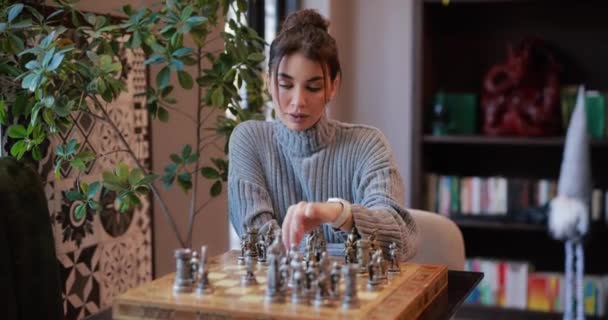 Žena Hraje Šachy Sama Sedí Stolu Kavárně — Stock video