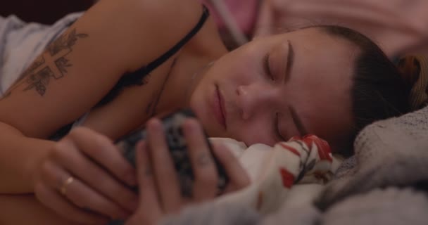 Kobieta Używająca Smartfona Leżącego Łóżku Domu Powiększ — Wideo stockowe