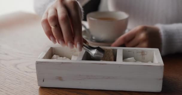 Žena Přidat Cukr Pití Čaje Kavárně — Stock video