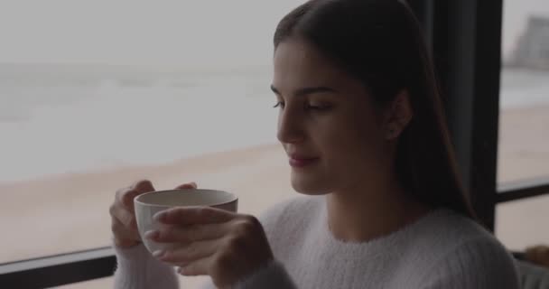 Kobieta Białej Sukience Pije Aromatyczną Herbatę Kawiarni — Wideo stockowe