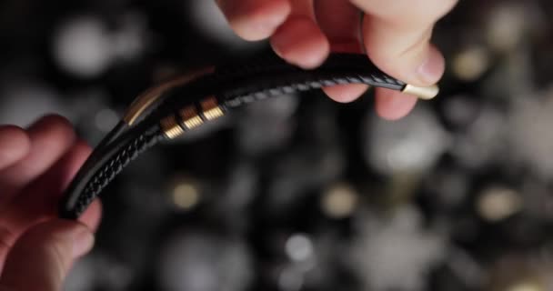 Επιδεικνύοντας Ένα Ανδρικό Μαύρο Δερμάτινο Βραχιόλι Ένα Χέρι Κάθετο Βίντεο — Αρχείο Βίντεο