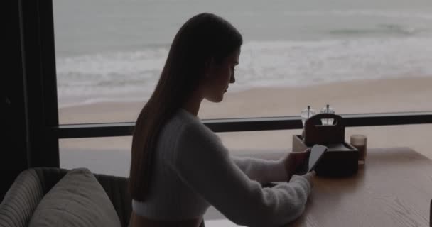 Femeie Rochie Albă Folosind Smartphone Așezat Masă Cafenea Vedere Mare — Videoclip de stoc