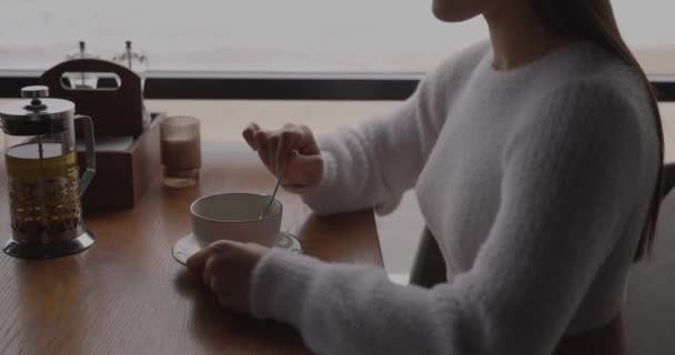 Dłonie Kobiety Mieszają Cukier Piją Herbatę Kawiarni — Wideo stockowe