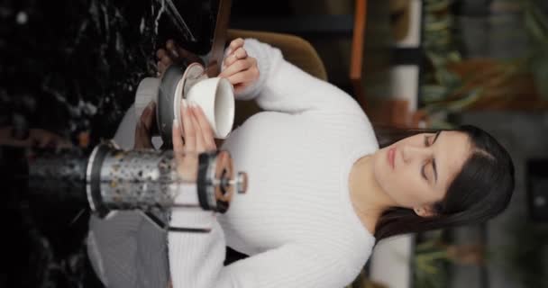 Жінка Білій Сукні Ароматний Чай Кафе Вертикальне Відео — стокове відео