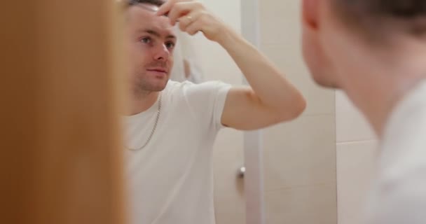 Bir Adam Aynaya Bakarken Saçını Tarıyor — Stok video