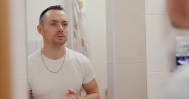 Bărbat Uită Chelie Oglindă Este Nemulțumit — Videoclip de stoc