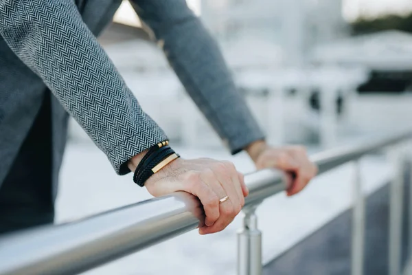 Ein Mann Klassischem Anzug Und Armband Der Hand Lehnt Geländer — Stockfoto