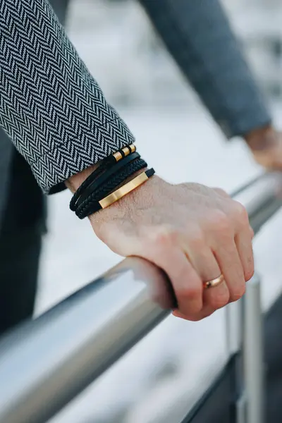 Ein Mann Klassischem Anzug Und Armband Der Hand Lehnt Geländer — Stockfoto