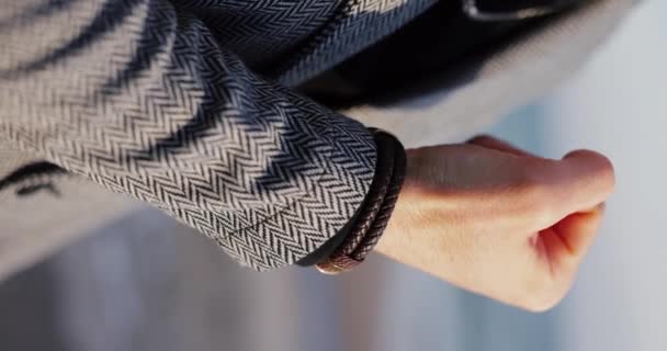 Een Man Klassiek Pak Draagt Leren Armband Aan Kust Verticale — Stockvideo