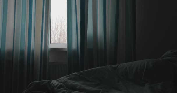 Mężczyzna Budzi Się Rano Łóżku Wyciąga Ręce — Wideo stockowe