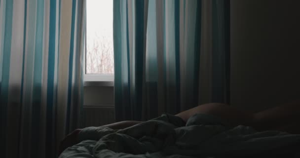 Uomo Nudo Sveglia Mattino Letto Tende Mani — Video Stock