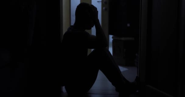 Сумний Депресивний Чоловік Сидить Підлозі Вдома Самотність Концепція Болю — стокове відео