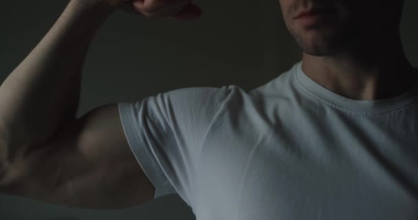 Een Man Die Zijn Gespierde Biceps Triceps Laat Zien — Stockvideo