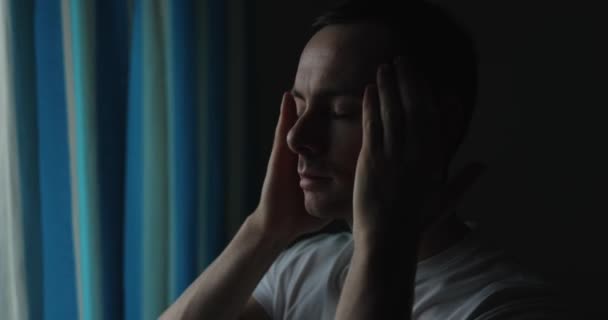 Man Har Huvudvärk Mental Överansträngning — Stockvideo