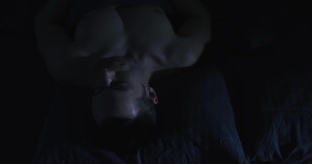 Hombre Duerme Por Noche Tiene Ronquidos Apnea Audio Original Incluido — Vídeos de Stock