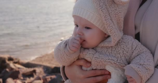 Lindo Hijo Pequeño Una Madre Manos Mirando Mar — Vídeos de Stock