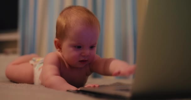 小さな男の子は自宅でハッカーのようにラップトップで遊ぶ — ストック動画