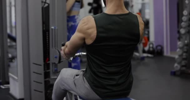 Мужчина Тренирует Мышцы Тренировочном Аппарате Спортзале — стоковое видео