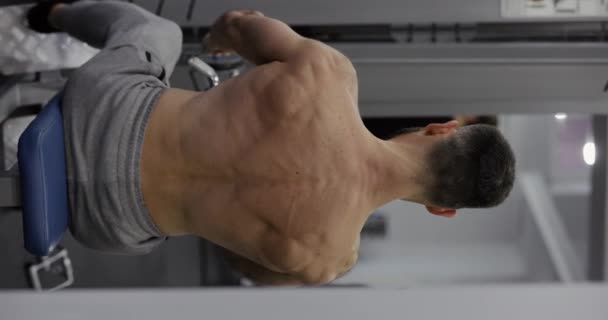 Hombre Entrenando Los Músculos Espalda Aparato Entrenamiento Gimnasio Video Vertical — Vídeo de stock