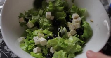 Taze salata, marul, zeytin ve peynir karışımı.