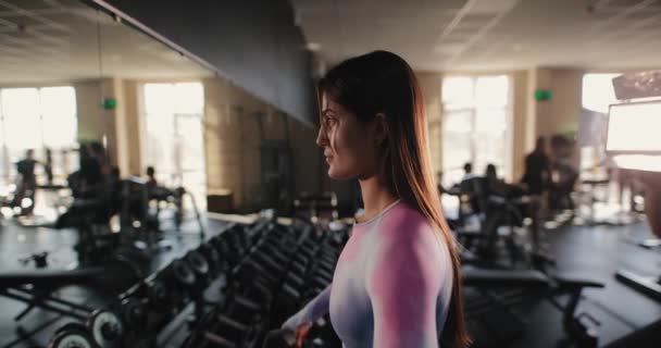 Wanita Melakukan Latihan Dengan Dumbbell Gym Untuk Deltoids Gerakan Lambat — Stok Video