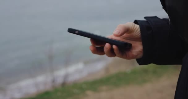 Mão Masculina Escrevendo Mensagem Por Smartphone Mar — Vídeo de Stock