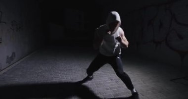 Karanlık yeraltında tek başına savaşan bir adam.