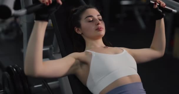 Жінка Робить Вправи Грудей Тренувальному Апараті Спортзалі — стокове відео