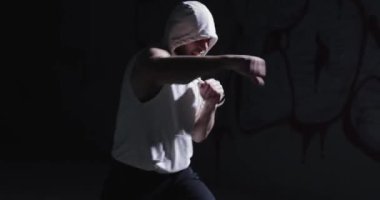 Karanlık yeraltında tek başına savaşan bir adam.