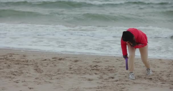Žena Svým Psem Hraje Tahačem Mořské Pláži Zpomaluje — Stock video