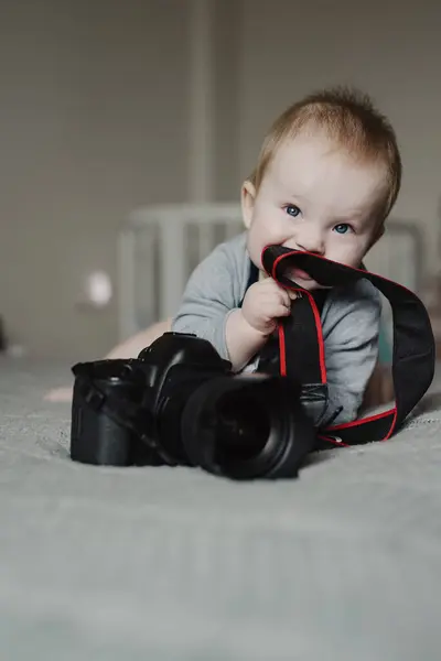 Маленький Хлопчик Фотограф Лежить Фотоапаратом Вдома Стокова Картинка