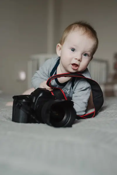 Маленький Хлопчик Фотограф Лежить Фотоапаратом Вдома Ліцензійні Стокові Фото