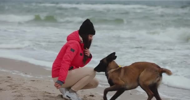 Köpeğiyle Deniz Sahilinde Oynayan Bir Kadın — Stok video