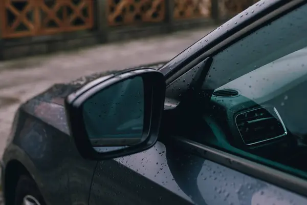 กระจกมองหล านข างของรถในน าฝน — ภาพถ่ายสต็อก