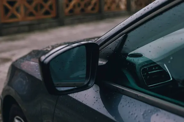 雨滴中の車のサイドリアビューミラー ロイヤリティフリーのストック画像