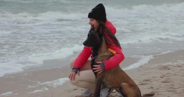 Köpeğiyle Sahilde Oturan Bir Kadın Ağır Çekimde — Stok video