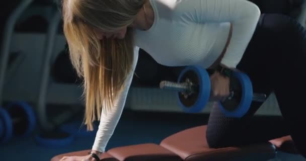 Mulher Levantando Halteres Ginásio Para Músculos Latíssimo Dorsi — Vídeo de Stock