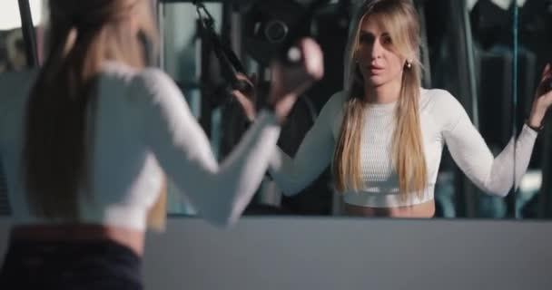 Женщина Поднимает Вес Тренажерном Зале Мышц Латиссимуса — стоковое видео