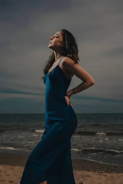 Жінка Блакитній Сукні Пляжі Фоні Темного Примхливого Неба Стокове Зображення