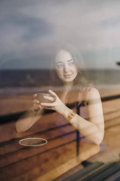 Жінка Чай Сидячи Кафе Морським Пляжем Відображенні Ліцензійні Стокові Фото
